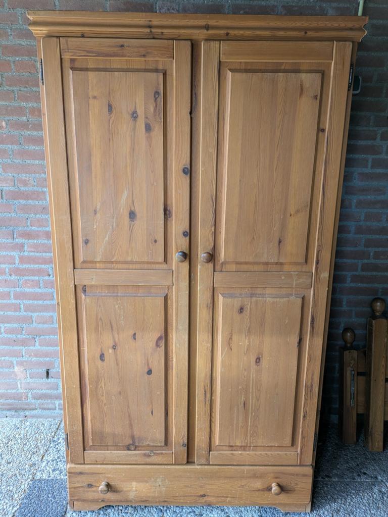 Gratis: Massief grenen bed en niet-demonteerbare kast, Huis en Inrichting, Ophalen, Gebruikt, Eenpersoons, Landelijk