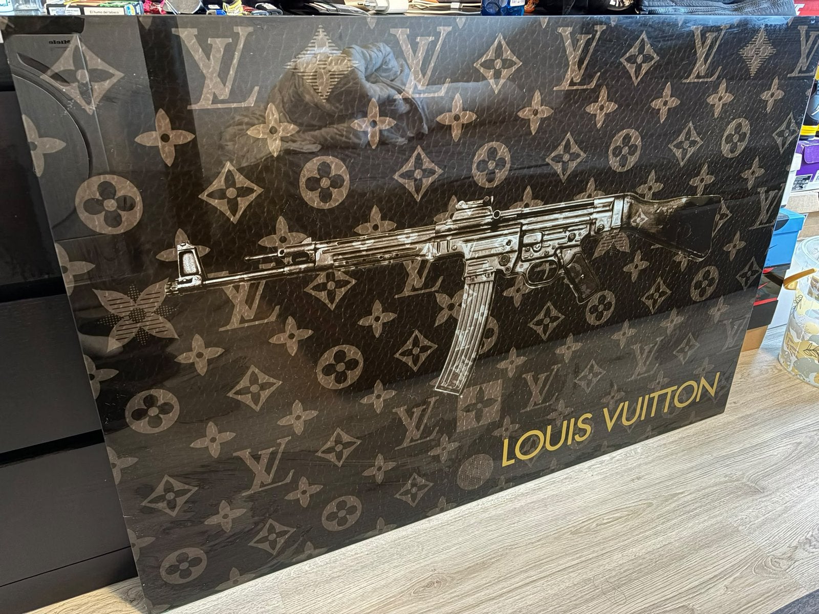 Louis Vuitton kunstwerk met geweer – groot wanddecoratie, Antiek en Kunst, Ophalen