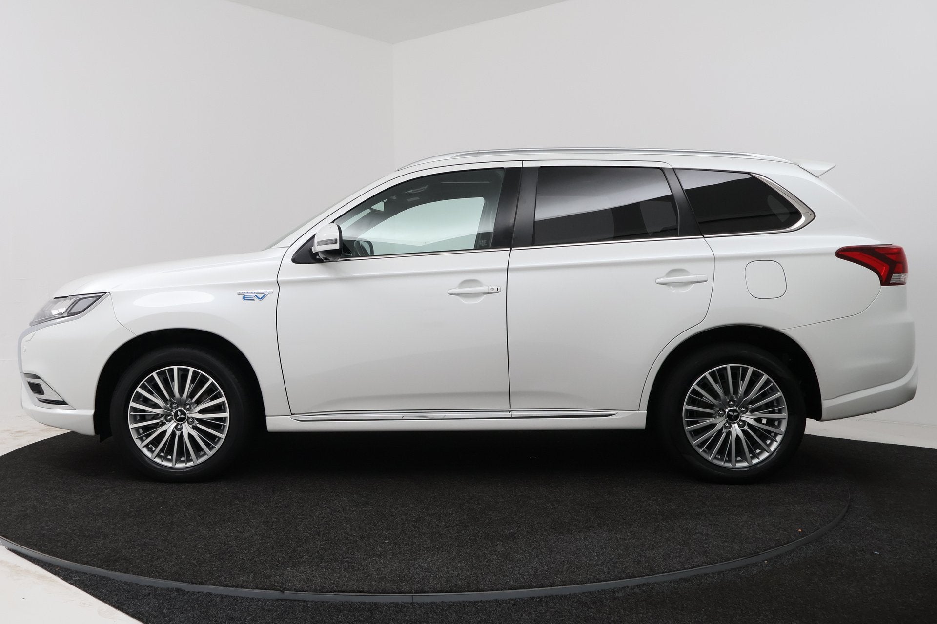 Mitsubishi Outlander 2.4 PHEV Instyle (PANORAMADAK, STUUR-/S, Automaat, Euro 6, 4 cilinders, 1865 kg