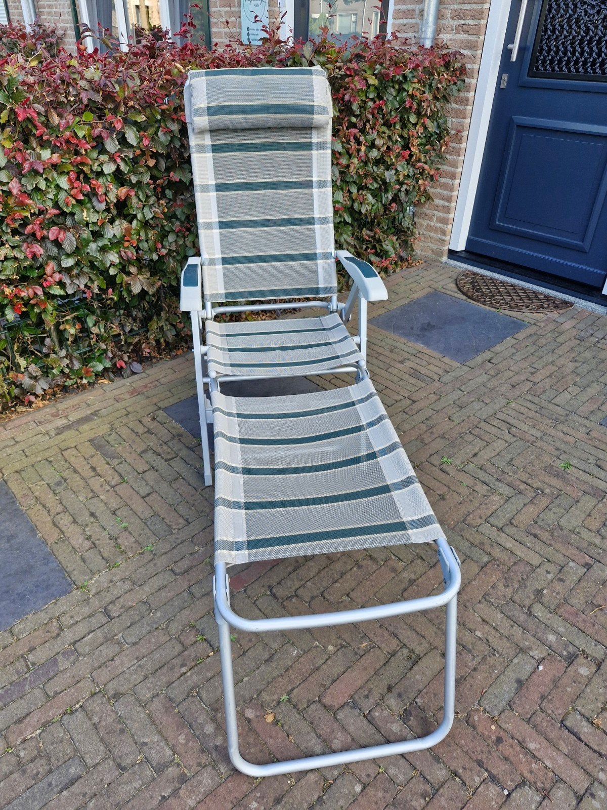 Vrijbuiter campingstoel met voetenbankje, Ophalen