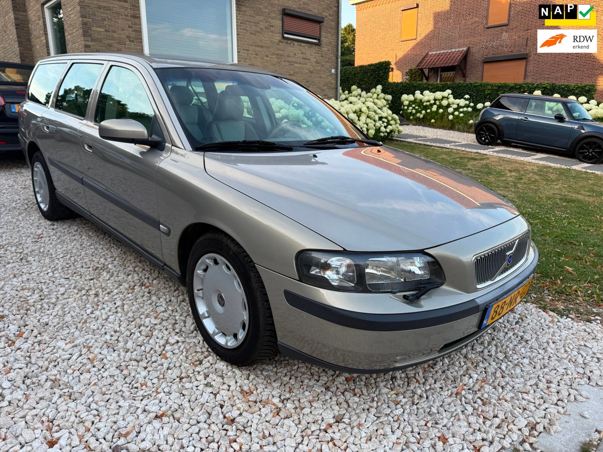 Volvo V70 2.4 7-Persoons/Nwe Distributie&APK., Auto's, Volvo, 1556 kg, Beige, 7 stoelen, Beige