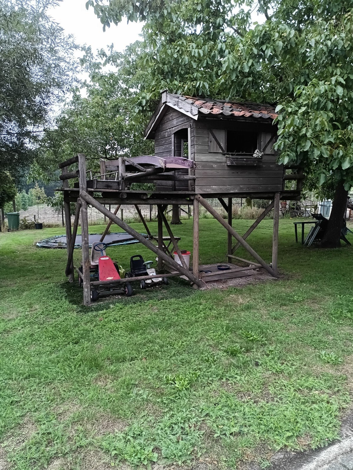 Robuuste houten speelhuisje met glijbaan en klimrek, Ophalen, Gebruikt, Hout