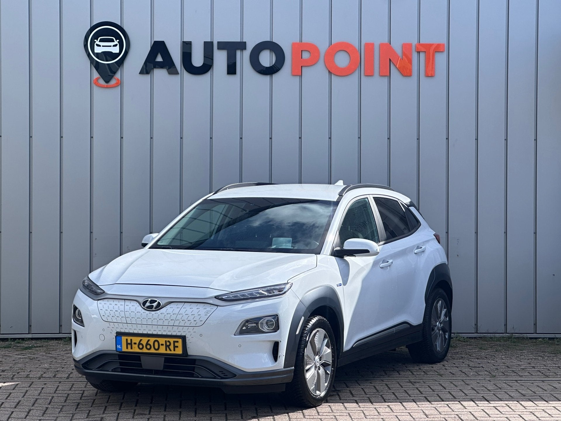 Hyundai Kona EV Premium 64 kWh WPOMP TREKHAAK SOH 99% 1 EIG, Auto's, Dealer onderhouden, Gebruikt, Zwart, Wit