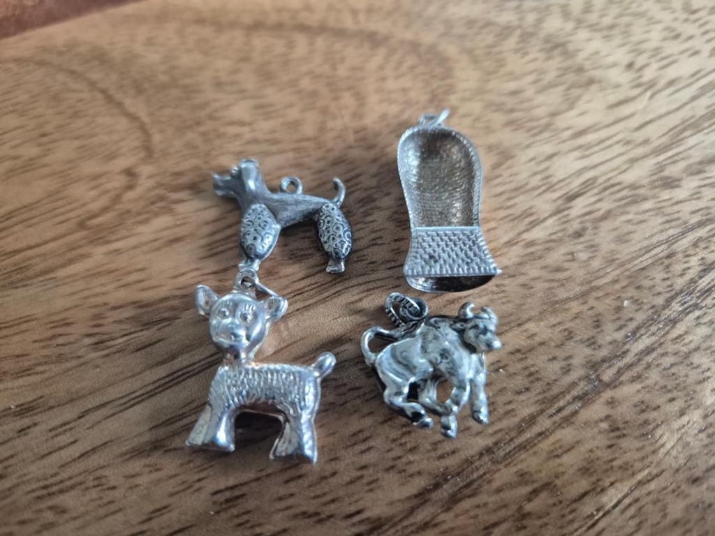 4 vintage zilveren bedels, Overige merken, Ophalen of Verzenden, Zo goed als nieuw, 4 bedels of meer
