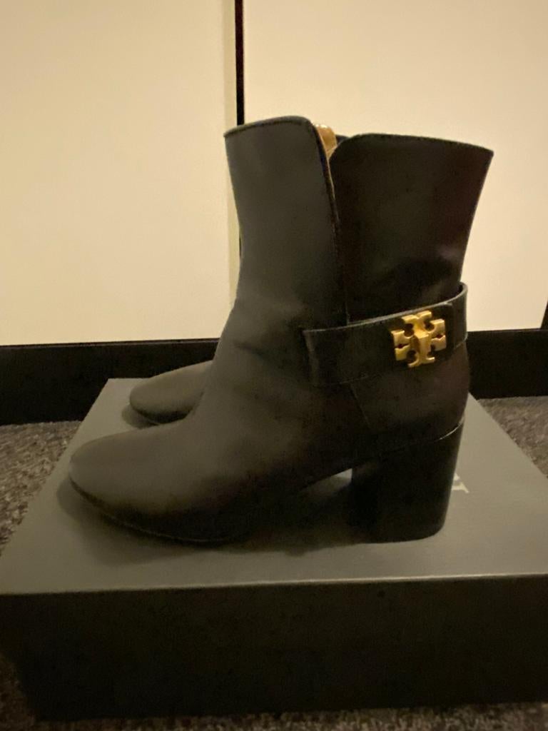 Tory Burch enkellaarzen maat 38, Kleding | Dames, Schoenen, Zwart, Lage of Enkellaarzen, Ophalen of Verzenden, Zo goed als nieuw