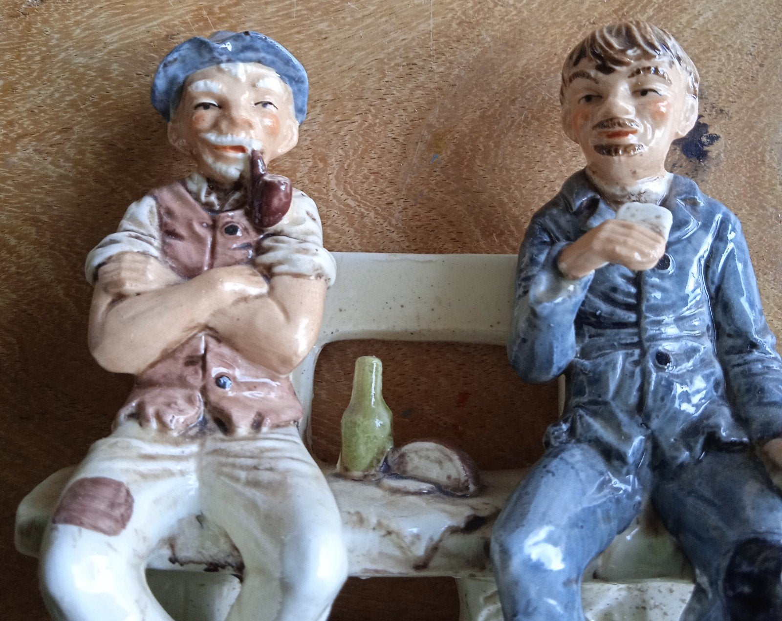 Vintage beeldje: Twee mannen op bankje, Hummel-stijl, Verzamelen, Beelden en Beeldjes, Ophalen of Verzenden, Gebruikt