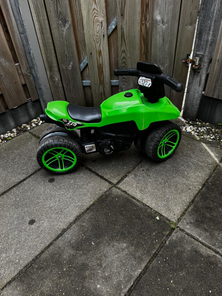 Groene kinderquad - Elektrische loopmotor, Kinderen en Baby's, Ophalen of Verzenden, Gebruikt, Loopvoertuig