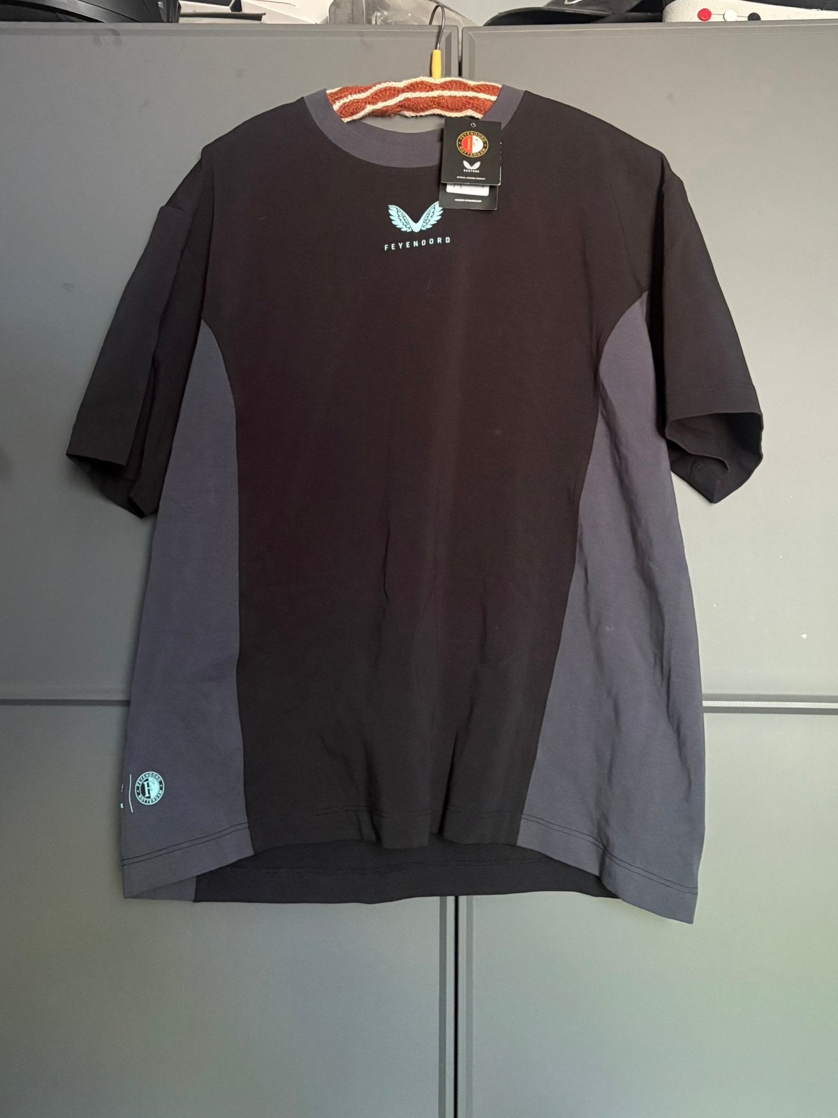 Feyenoord Travel SS Tee Castore Maat L Nieuw, Ophalen, Nieuw, Maat 52/54 (L), Zwart