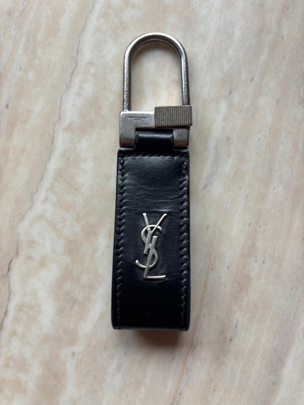 YSL - Yves Saint Laurent Tiny Cassandre Sleutelhanger Zwart, Ophalen of Verzenden, Gebruikt, Merk