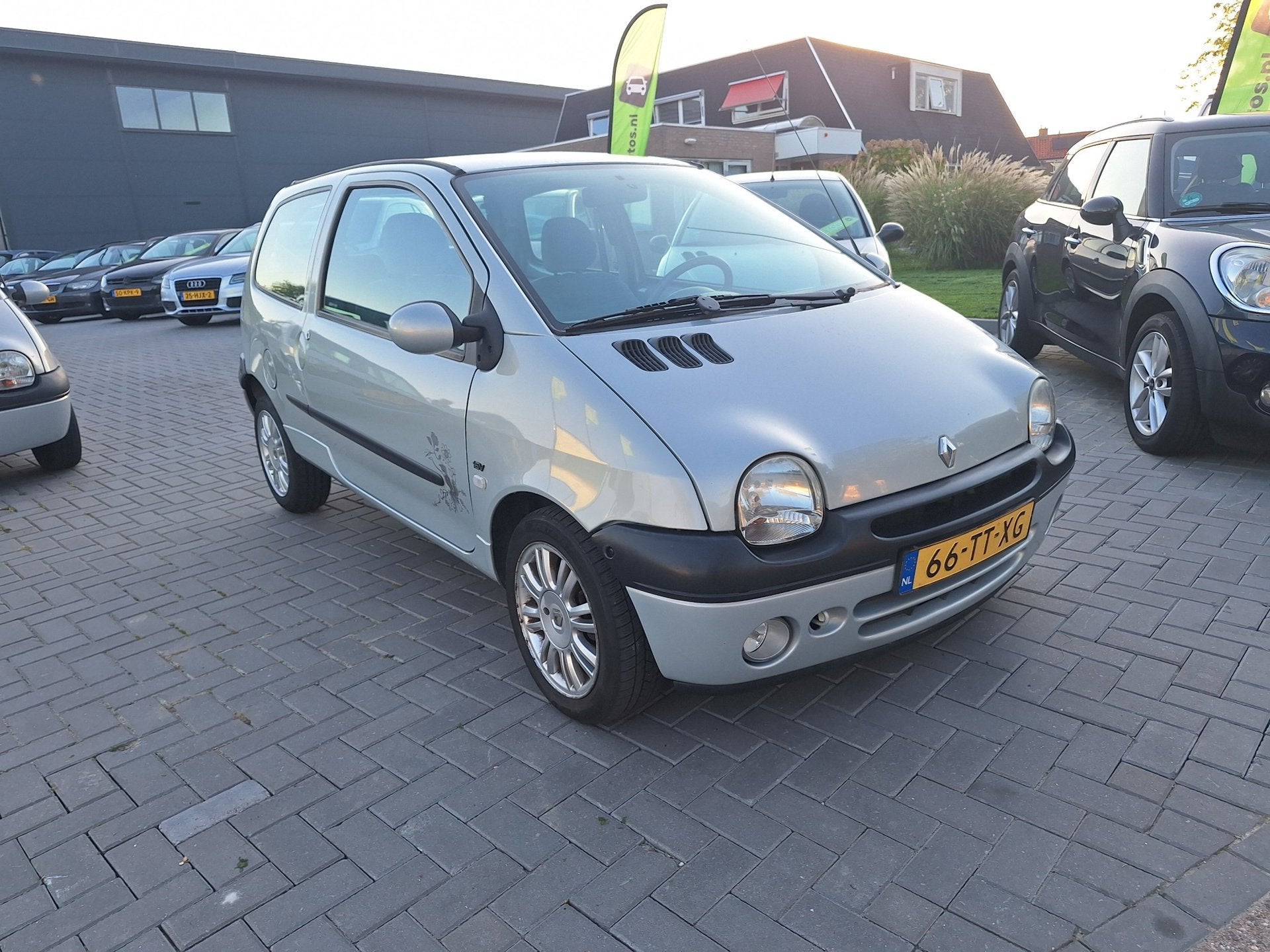 Renault Twingo 1.2-16V Paris / Nette auto / APK t/m septembe, Auto's, Voorwielaandrijving, 4 cilinders, 4 stoelen, Metallic lak
