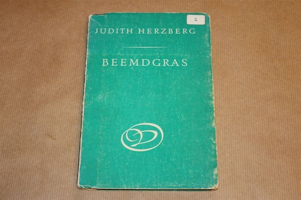 Beemdgras — Judith Herzberg — Gedichten — 2e dr 1970, Boeken, Ophalen of Verzenden, Gelezen