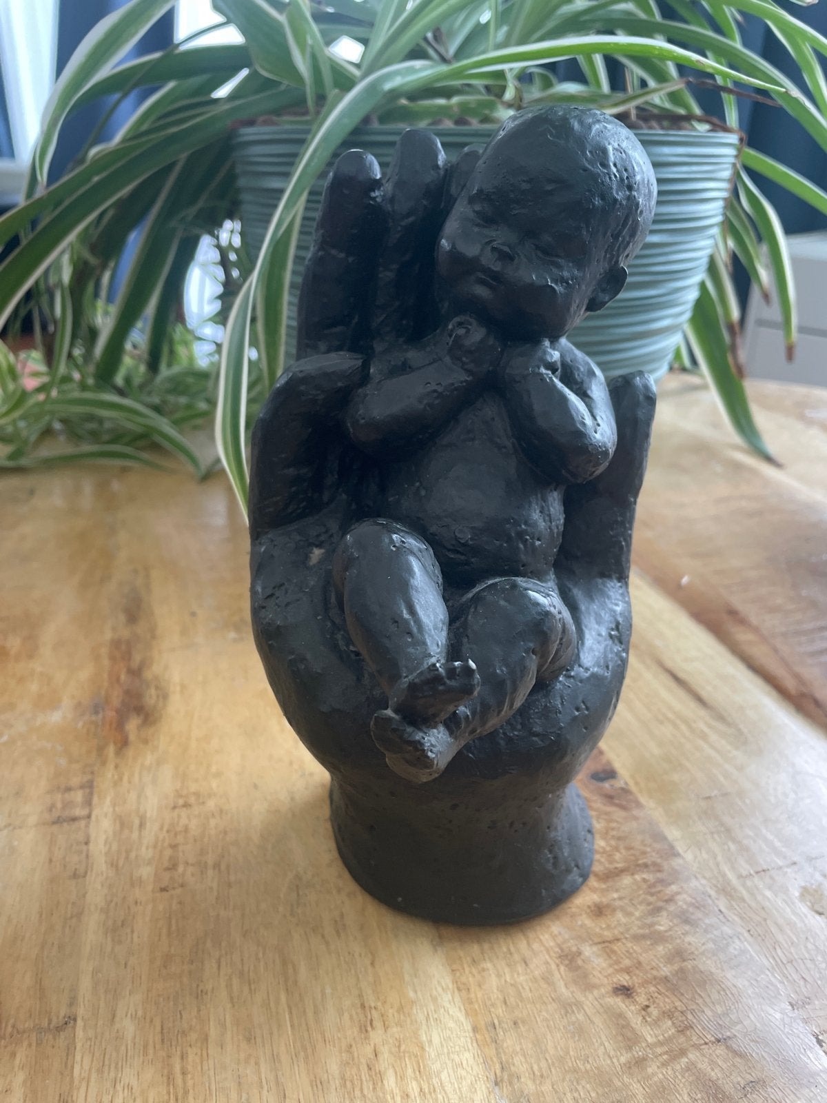 Beeldje 'Baby in Hand' van Geert Kunen, Antiek en Kunst, Overige onderwerpen, Minder dan 20 cm, Ophalen of Verzenden, Overige materialen