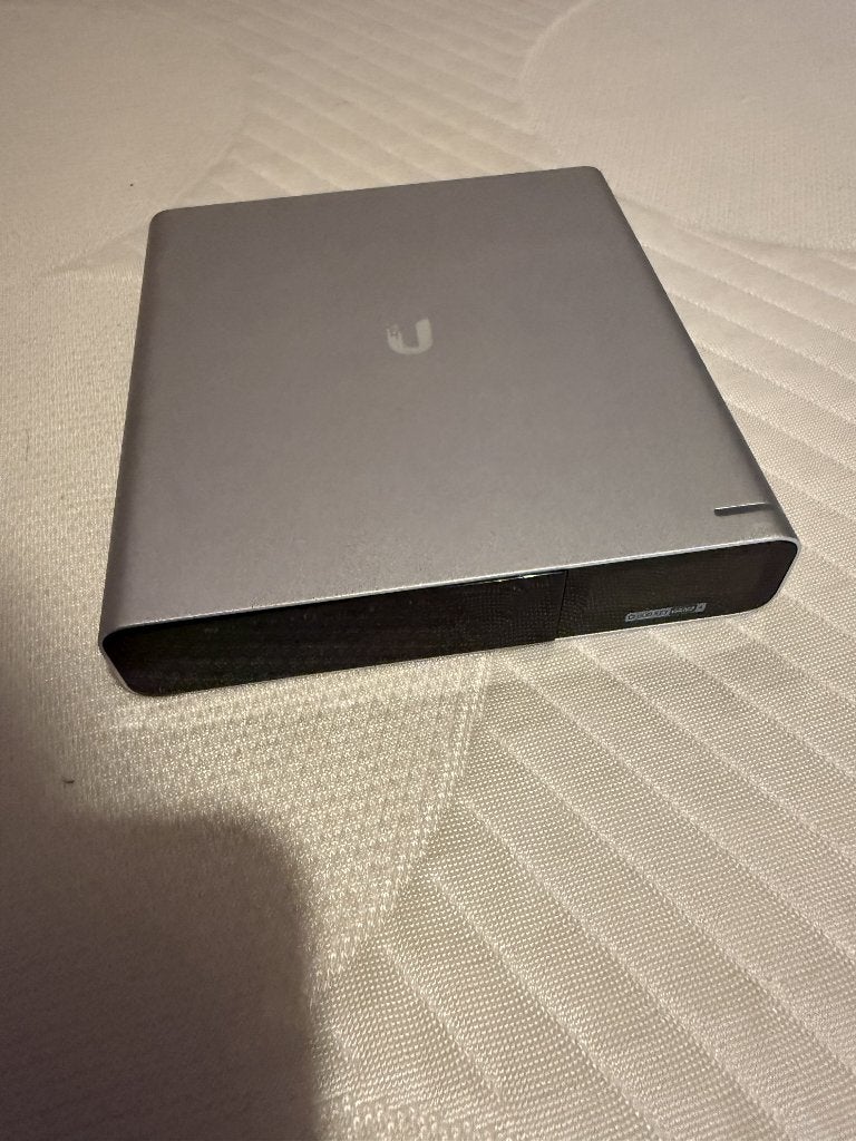 UniFi CloudKey Gen2 Plus (Ubiquiti), Computers en Software, Netwerk switches, Verzenden, Gebruikt