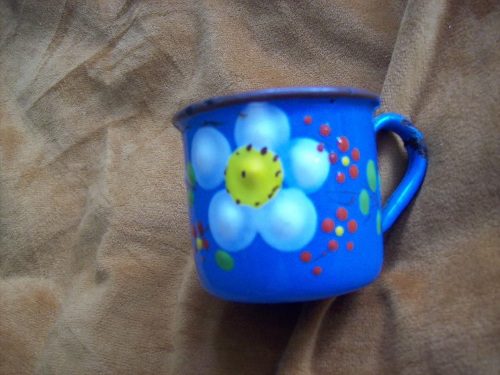 oud klein blauw emaille bewerkt kopje 5hoog x5enhalf, Antiek en Kunst, Ophalen