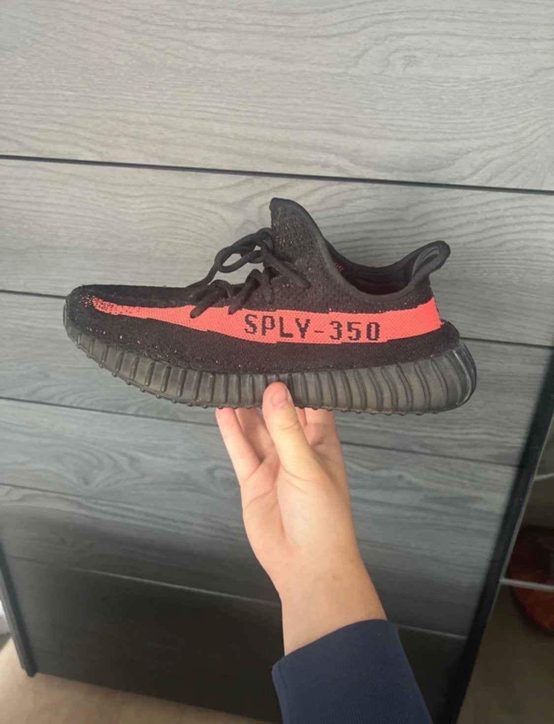 Adidas Yeezy Boost 350 V2 Core Black Red Maat 43, Verzenden, Gedragen, Zwart, Sneakers of Gympen