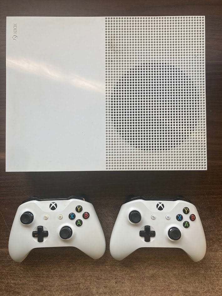 Xbox One S + 2 controllers + 4 games, Met 2 controllers, Xbox One S, Ophalen of Verzenden, Zo goed als nieuw