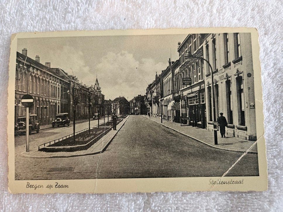 Ansichtkaart Stationsstraat Bergen op Zoom - gestempeld 194, Ophalen of Verzenden, 1940 tot 1960, Gelopen, Noord-Brabant