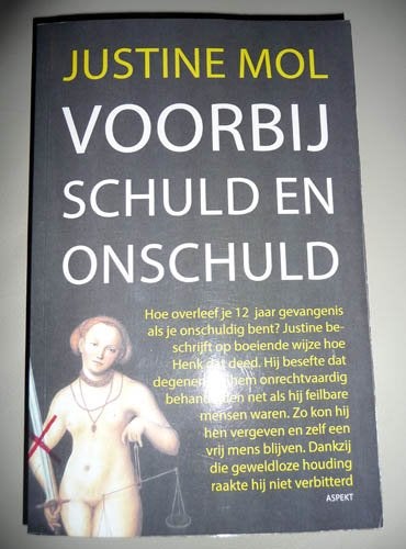 Boek JUSTINE MOL - Voorbij schuld en onschuld, Ophalen of Verzenden, Gelezen