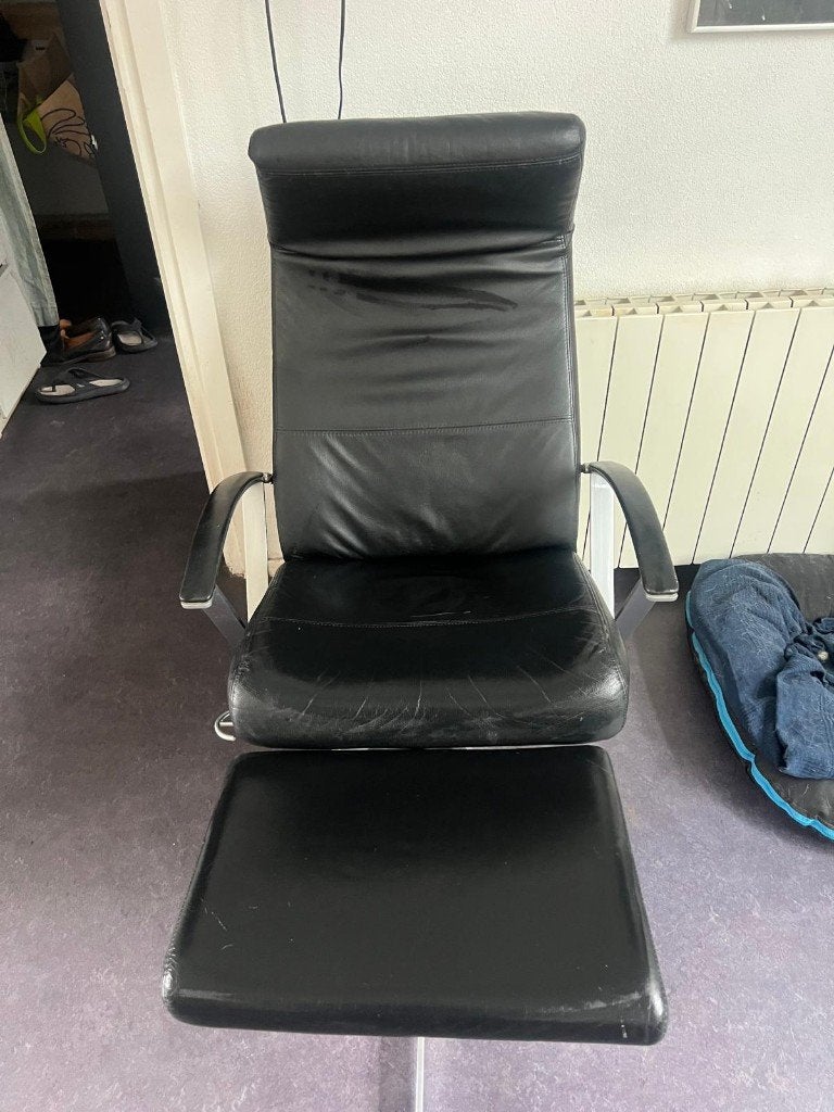 relaxfauteuil zwart leer met losse voetenbank, Huis en Inrichting, Fauteuils, Ophalen, Gebruikt, Minder dan 75 cm, Modern