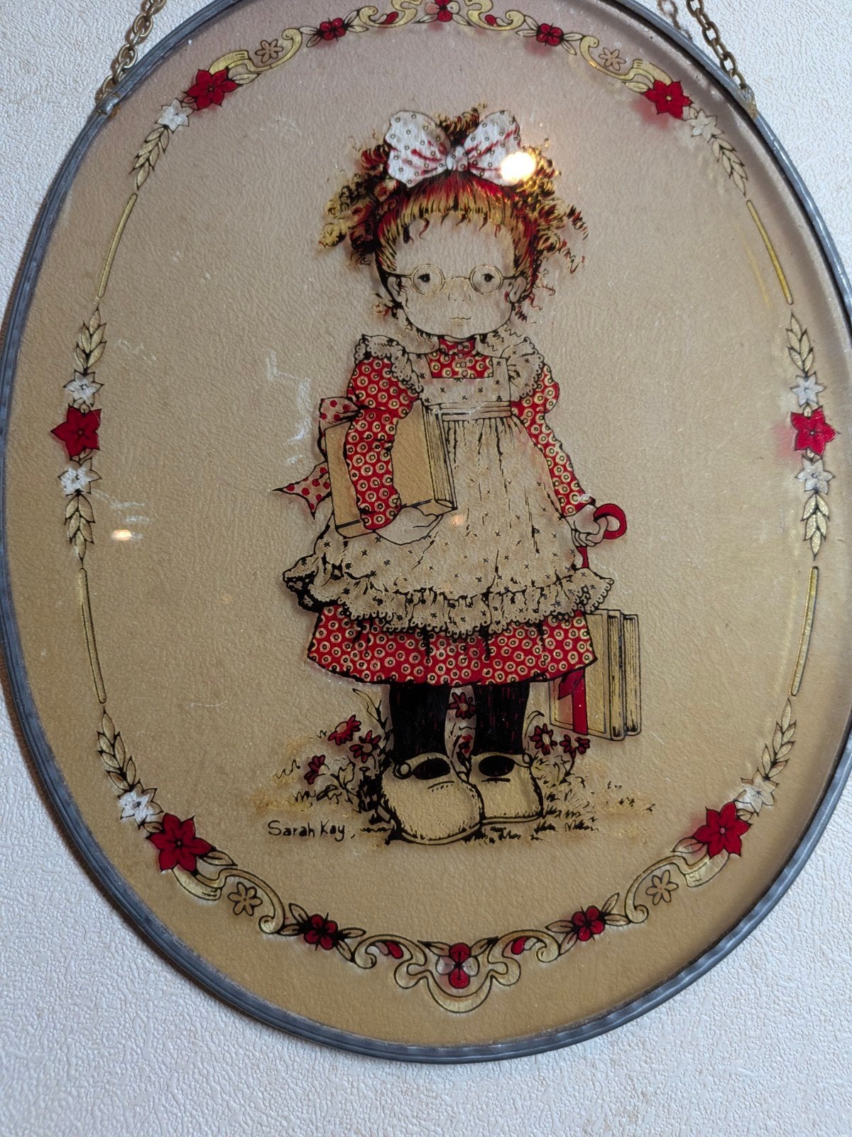 Vintage Sarah Kay wanddecoratie ovaal - retro meisje, Metaal, Gebruikt, Ophalen of Verzenden, Wandbord of Wandpaneel