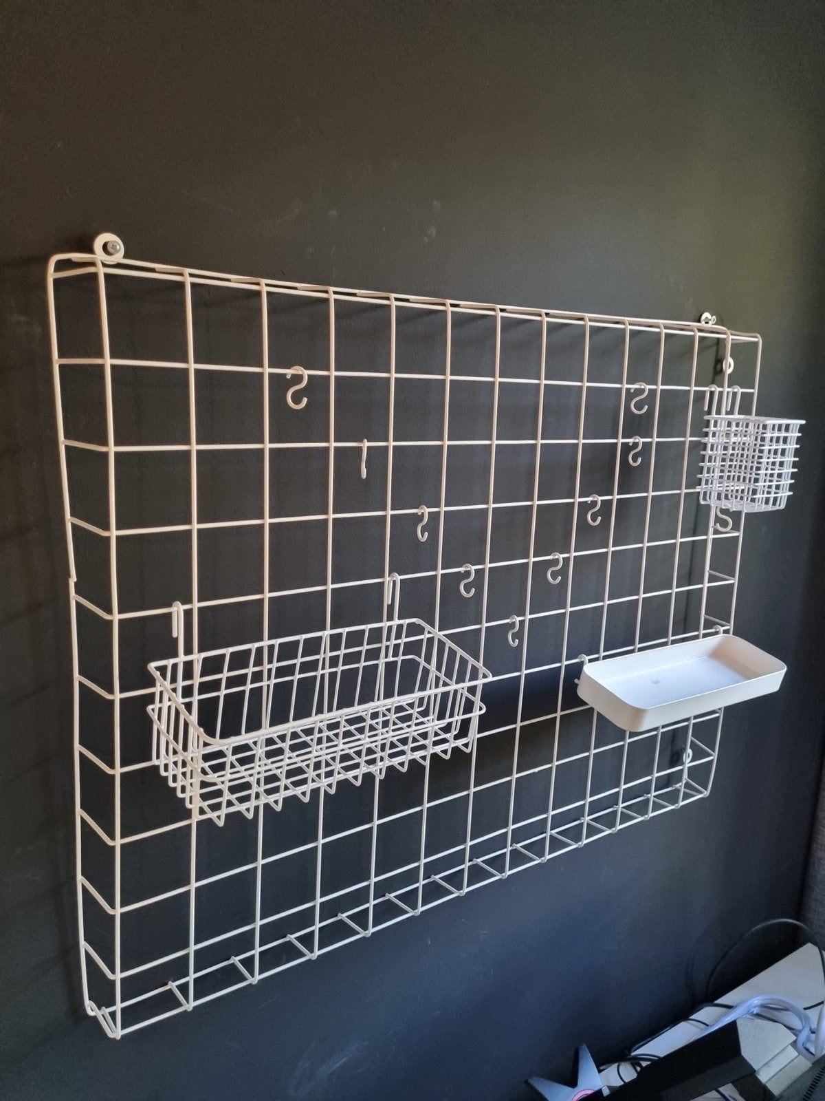 Wit metalen wandrek met mandjes en haakjes-  (80x60 cm), Metaal, 60 cm, Ophalen of Verzenden, Zo goed als nieuw