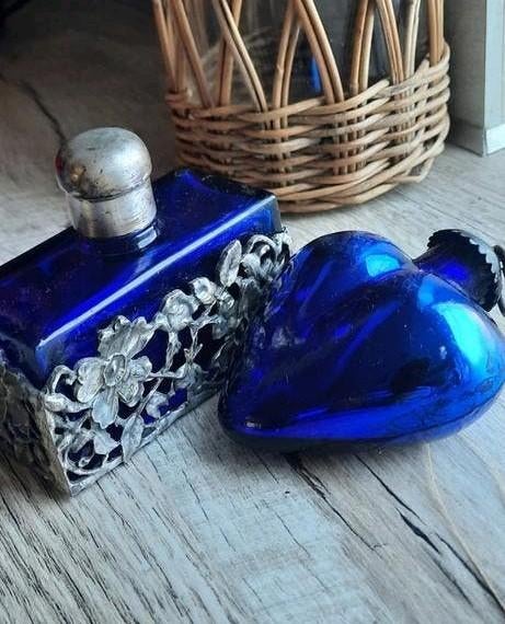 Vintage blauw parfumflesje, Antiek en Kunst, Antiek | Glas en Kristal, Ophalen of Verzenden