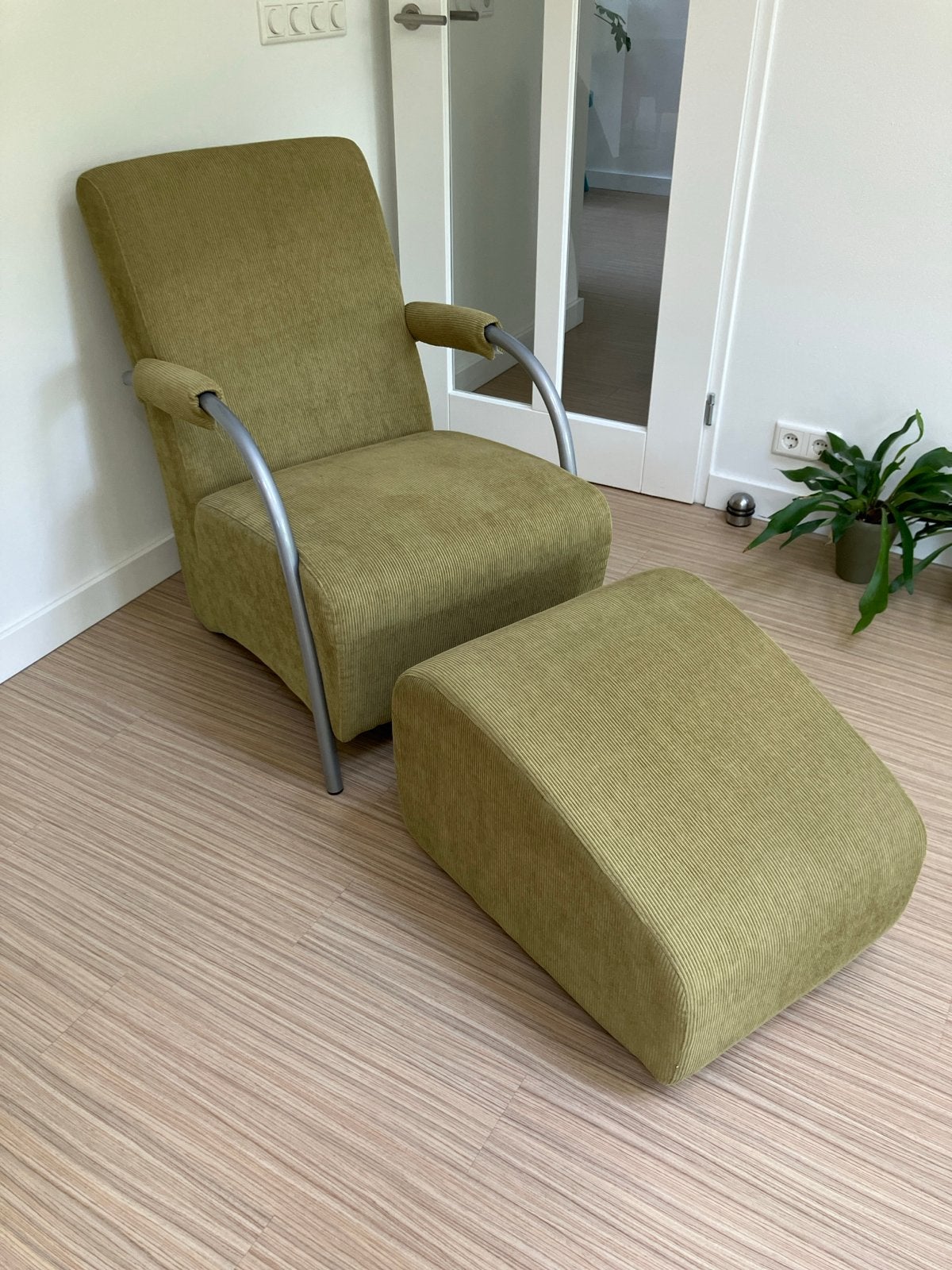 Comfortabele fauteuil met voetenbank - Olijfgroen, Ophalen, 75 tot 100 cm, Zo goed als nieuw, Stof