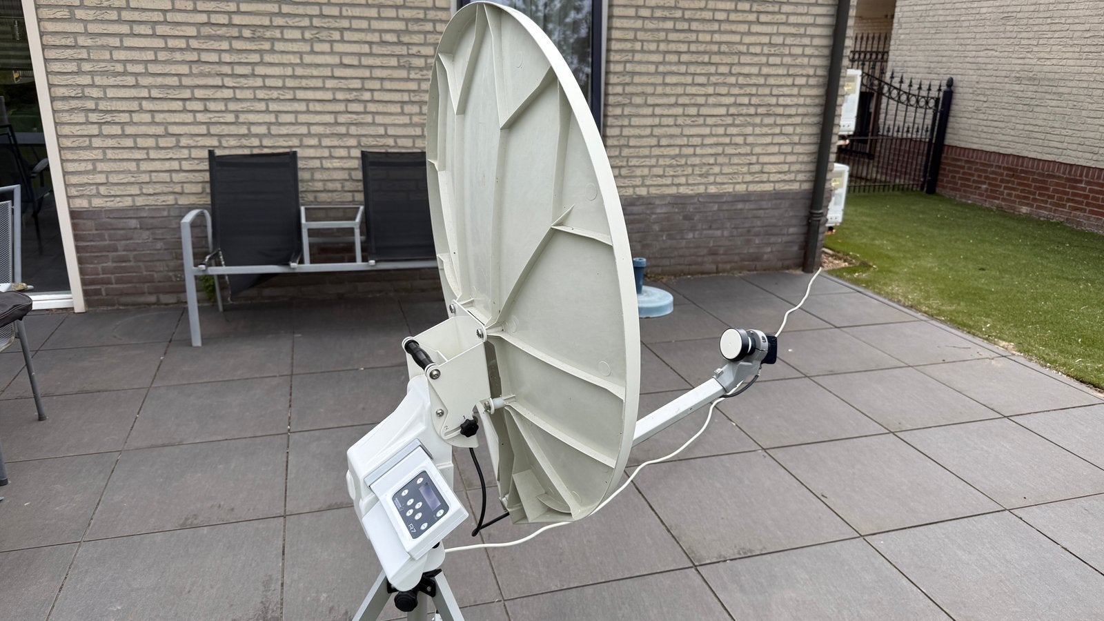 R7 travelvision schotel antenne met accu, Ophalen, Zo goed als nieuw, (Schotel)antenne, Overige merken