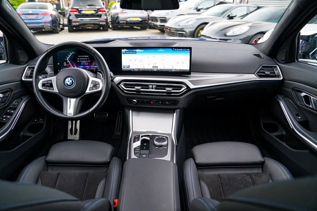BMW 3-serie Touring 330e xDrive M-pakket | Panorama | HuD |, 1998 cc, 4 cilinders, Blauw, Plug-in hybride