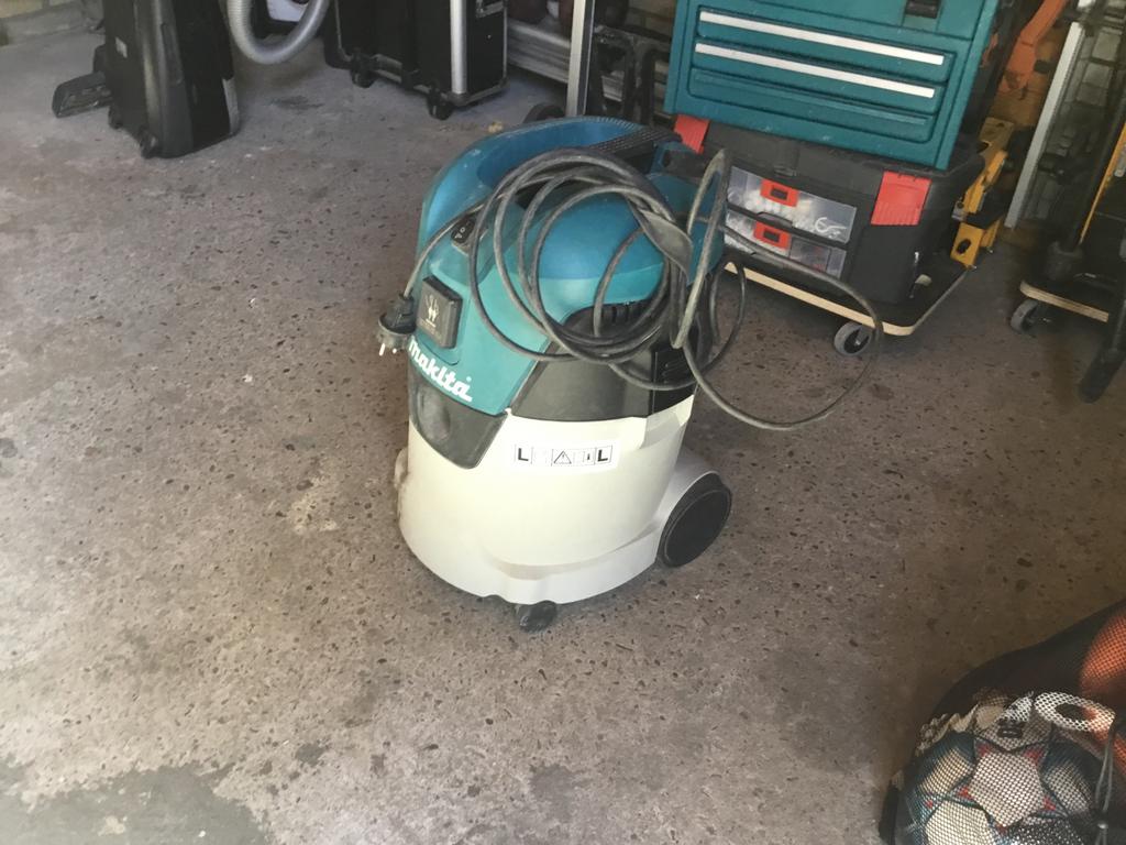 Defecte Makita vc2512l bouwstofzuiger, Doe-het-zelf en Verbouw, Ophalen, Gebruikt, Waterstofzuiger