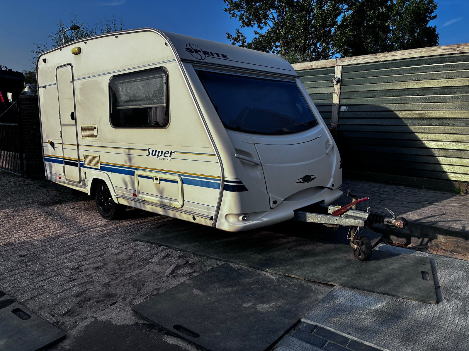 Sprite Super 390/3 met voortent en tafel, Caravans en Kamperen, Omvormbare zithoek, Treinzit, Particulier, 4 tot 5 meter