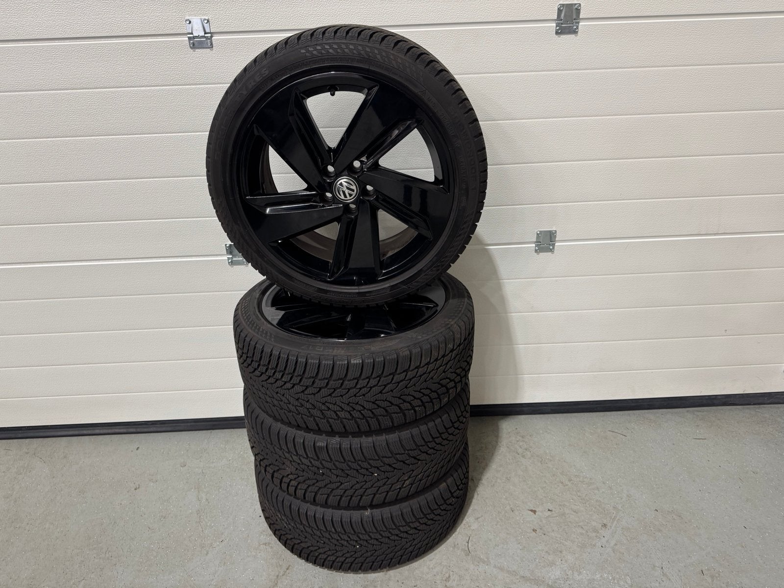 Complete winterset VW Polo 17” 8MM Nokian 5x100, Auto-onderdelen, Banden en Velgen, Banden en Velgen, 17 inch, Personenwagen, Gebruikt