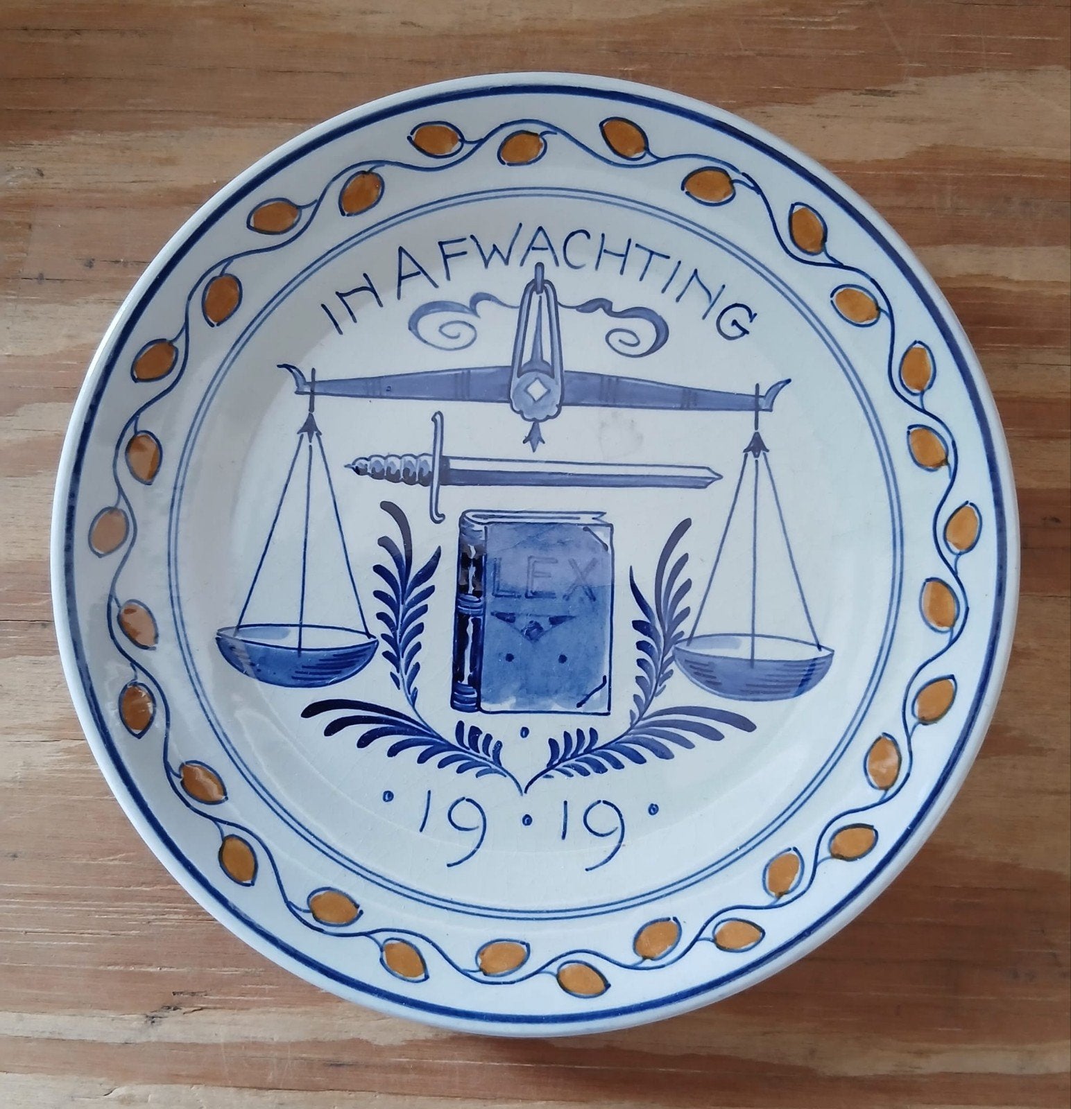 Antiek Delfts Blauw Bord 'In Afwachting' 1919, Antiek en Kunst, Ophalen of Verzenden