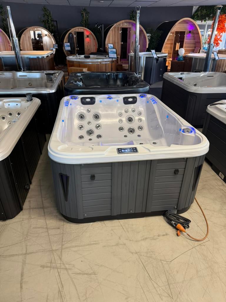 Jacuzzi Spa Passion Oxford 3 Persoons - Plug & Play 220V, Ophalen, Zo goed als nieuw, Trap, Vast