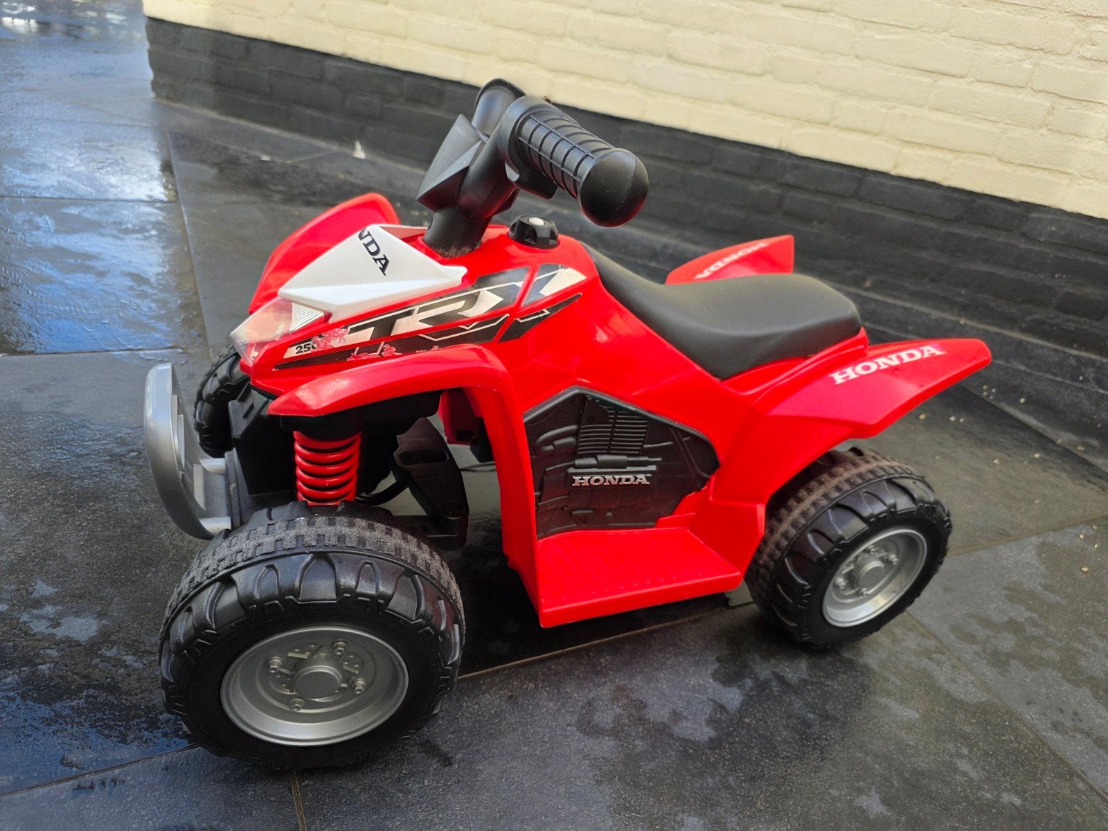 Elektrische kinderquad Honda rood met oplader, Ophalen of Verzenden, Gebruikt