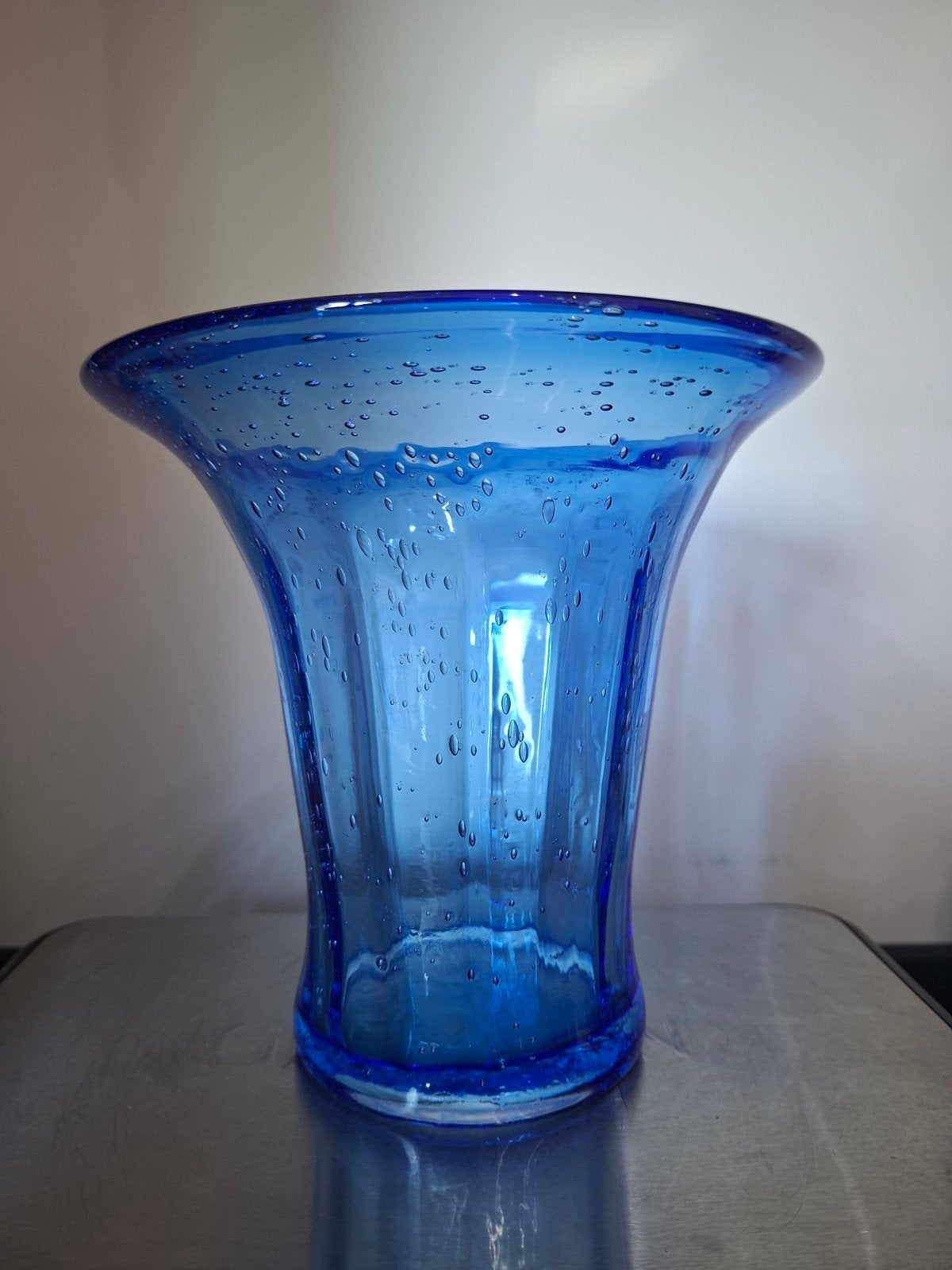 Grote blauwe mondgeblazen trompet vaas met bubbels, Ophalen of Verzenden