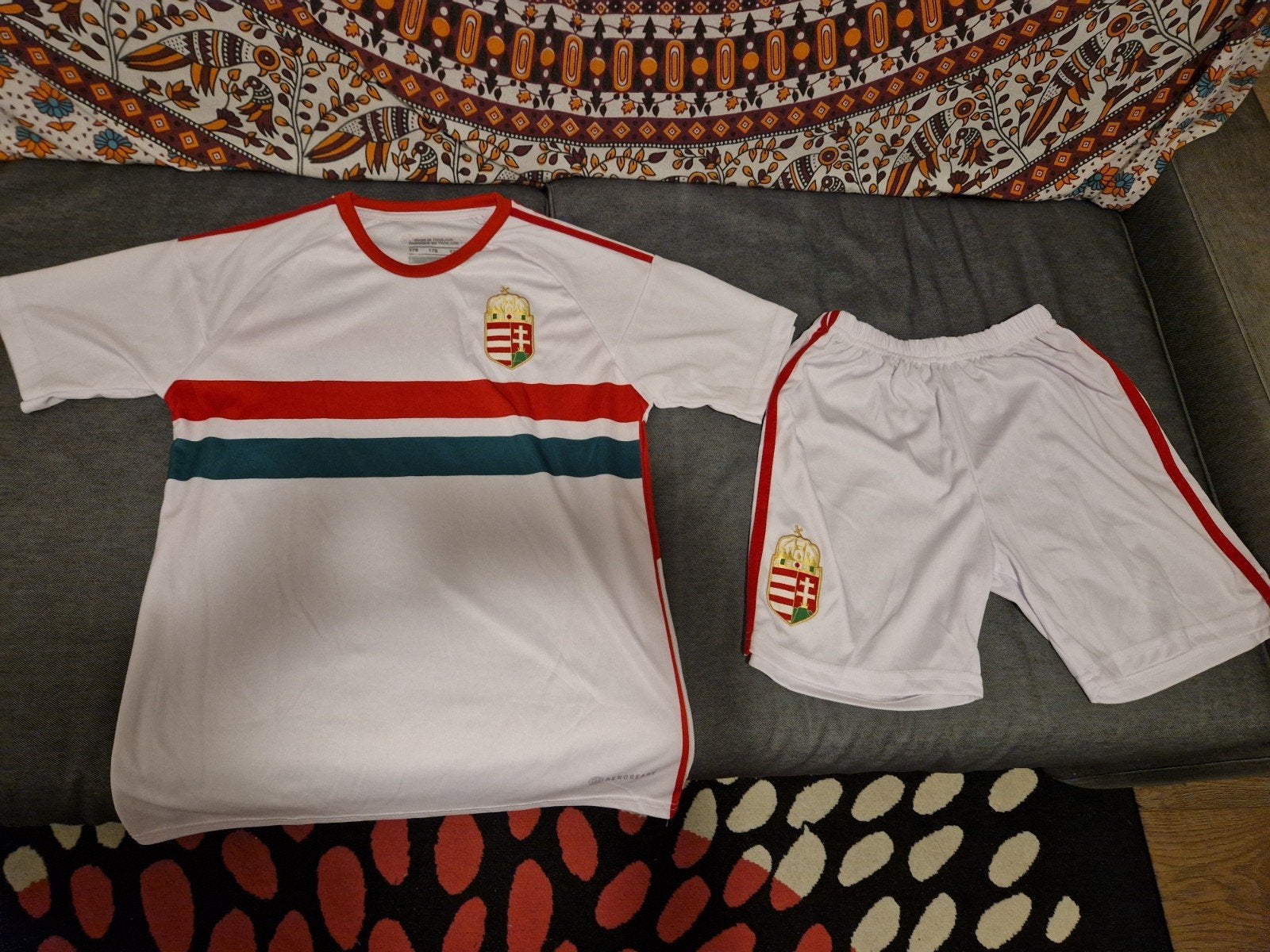 Nieuw sport T-shirt en broek voor kinderen maat 176, Ophalen of Verzenden, Nieuw, Maat 36 (S), Meerkleurig