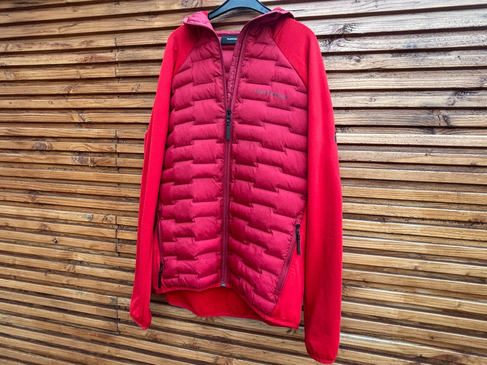 Peak Performance Sportjas | Nieuw | Maat L | Nieuwprijs €265, Maat 52/54 (L), Nieuw, Ophalen of Verzenden, Rood