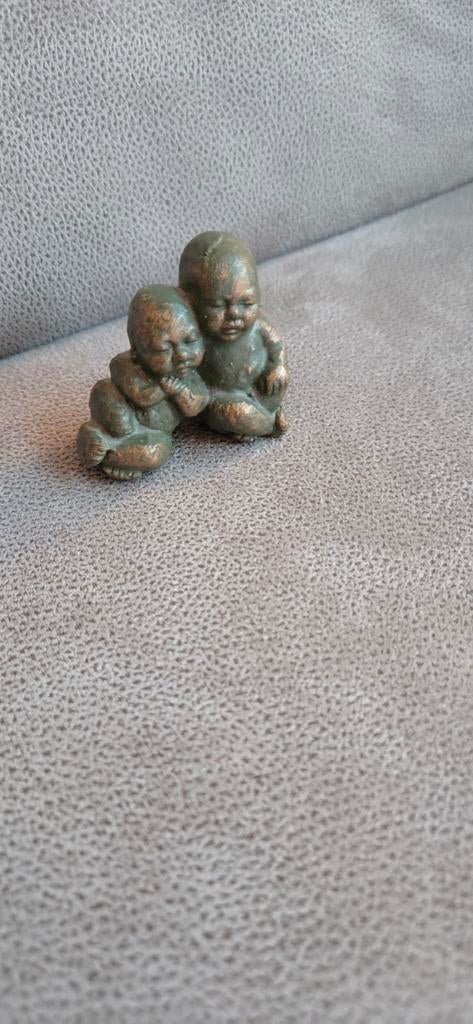 Geert Kunen beeldje van twee baby's, Ophalen of Verzenden, Gebruikt, Mens