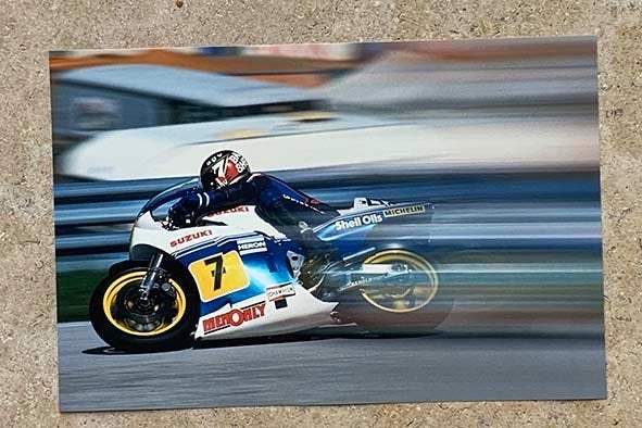 Org kleurenfoto 20x30 cm van Barry Sheene in aktie., Verzamelen, Verzenden, Nieuw, Motoren