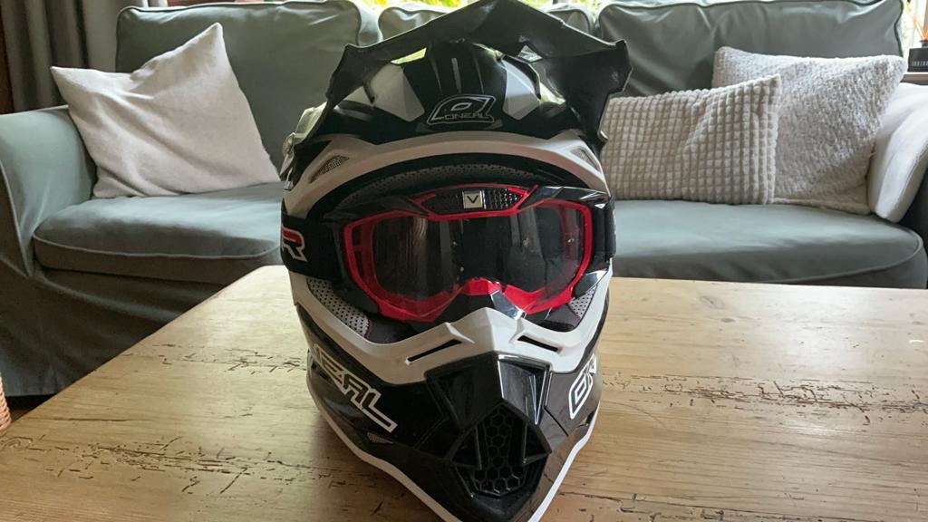 Motor Cross Helm Oneal maat M 57/58 met bril, M, Offroadhelm, Tweedehands, Ophalen