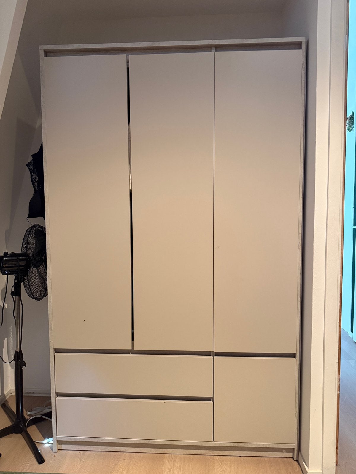 JYSK BILLUND kledingkast – beige – ruime opbergkast, 100 tot 150 cm, Zo goed als nieuw, 150 tot 200 cm, 50 tot 75 cm