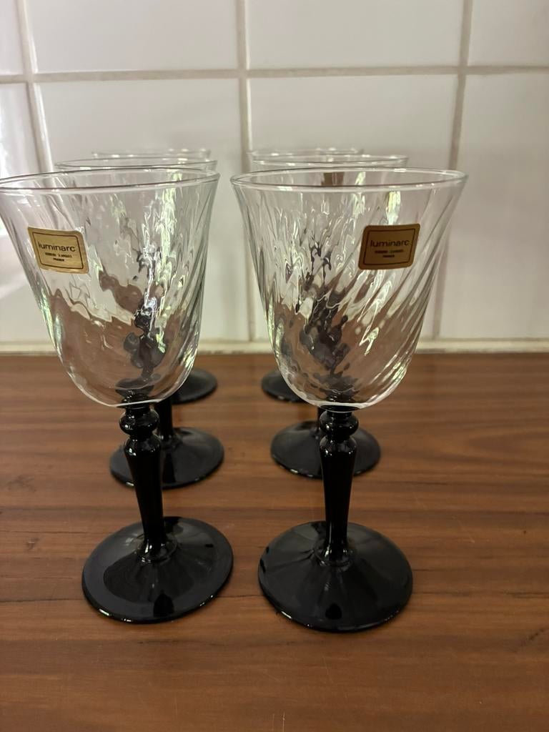 6 wijnglazen op zwarte voet  . Hoogte 16 cm, Verzamelen, Glas en Borrelglaasjes, Ophalen, Zo goed als nieuw, Overige typen