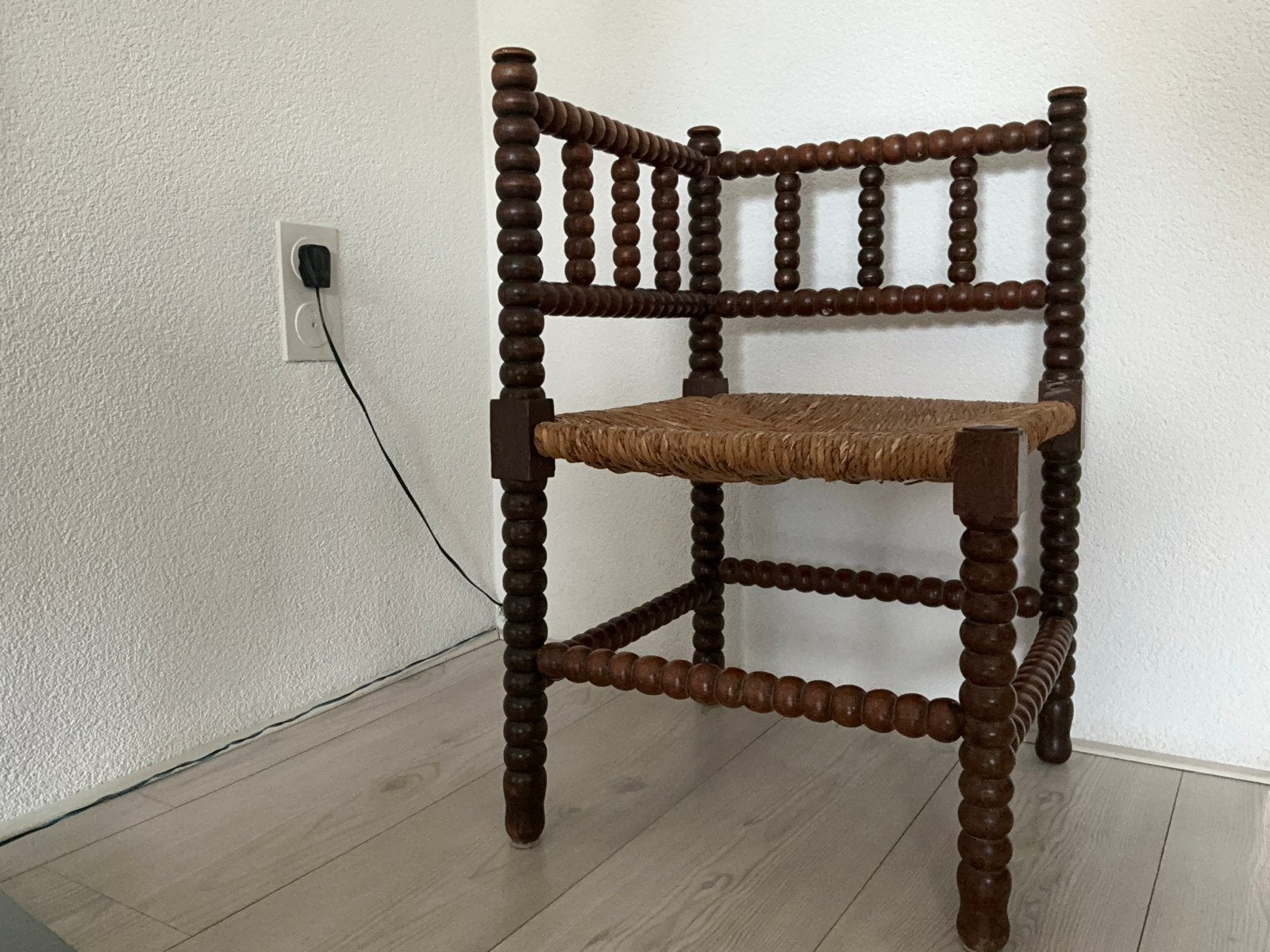 Vintage hoekstoel met bobbin hout en rieten zitting, Antiek en Kunst, Ophalen