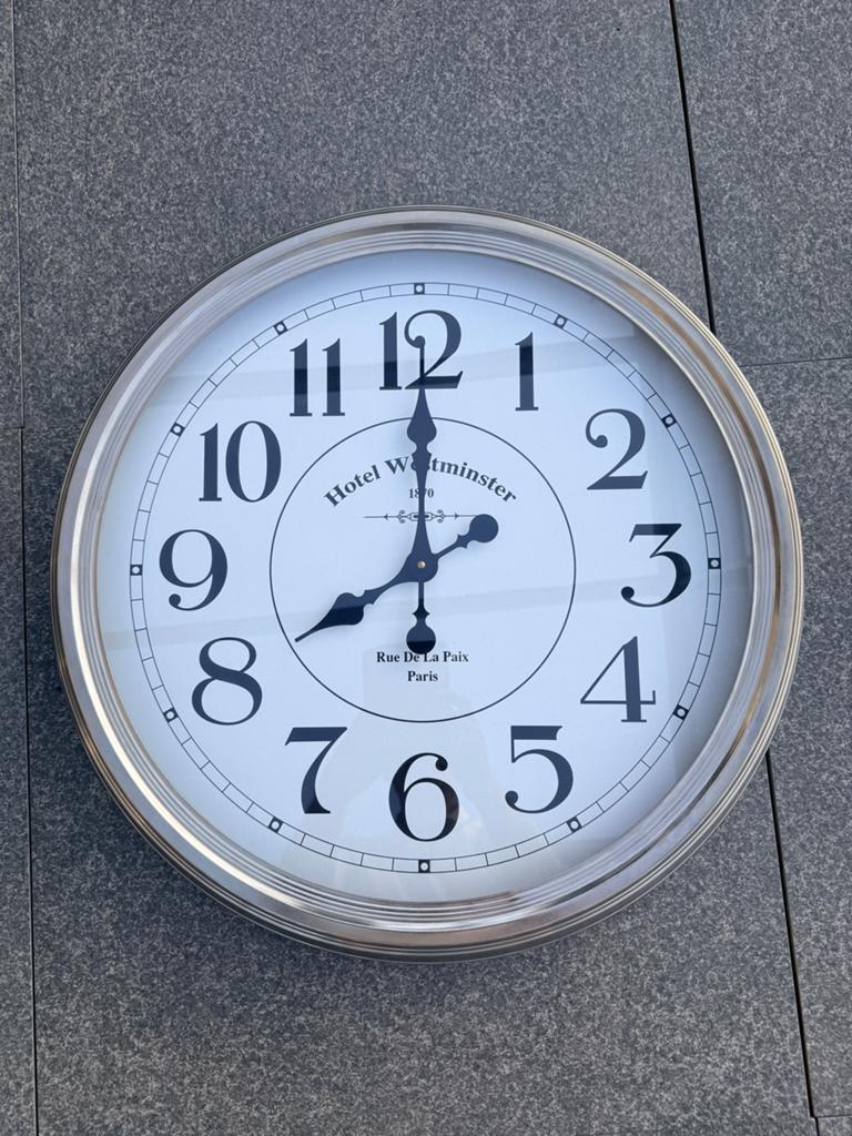 Grote wandklok Hotel Westminster Parijs - 62 cm diameter, Huis en Inrichting, Ophalen, Zo goed als nieuw, Analoog, Wandklok
