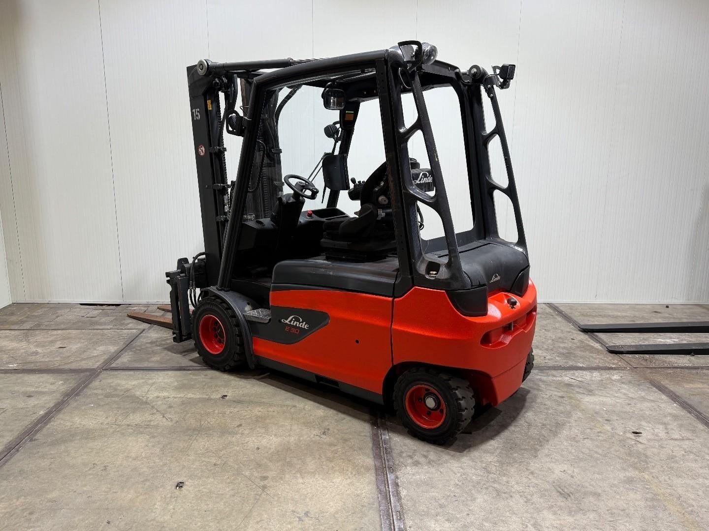 Linde E30 NIEUWE ACCU Vorkenversteller Triplex Freelift Side, Zakelijke goederen, Machines en Bouw | Heftrucks en Intern transport