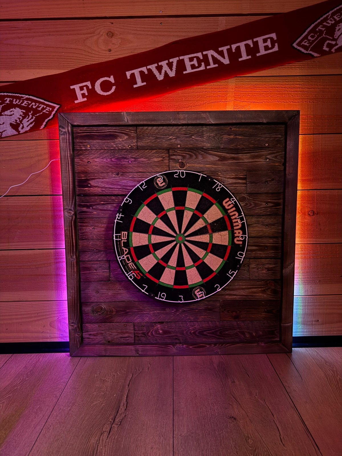 Nieuw Houten Dartbordwand met WiFi LED Verlichting, Sport en Fitness, Darts, Ophalen of Verzenden, Nieuw, Overige typen