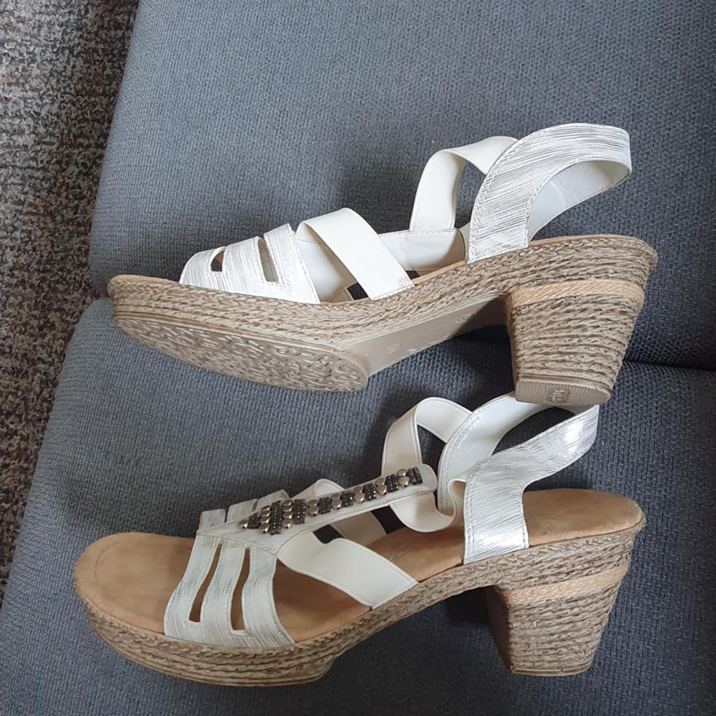 Wit / zilver Rieker sandalen maat 42 zgan, Kleding | Dames, Schoenen, Wit, Zo goed als nieuw, Rieker, Sandalen of Muiltjes