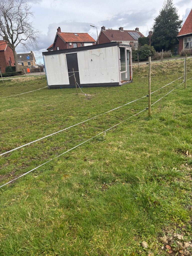Container staat in halsteren, Dieren en Toebehoren
