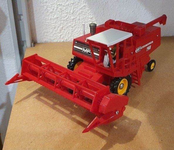 Britains Massey Ferguson 760 1:32 combine harvester., Hobby en Vrije tijd, Modelauto's | 1:32, Ophalen of Verzenden